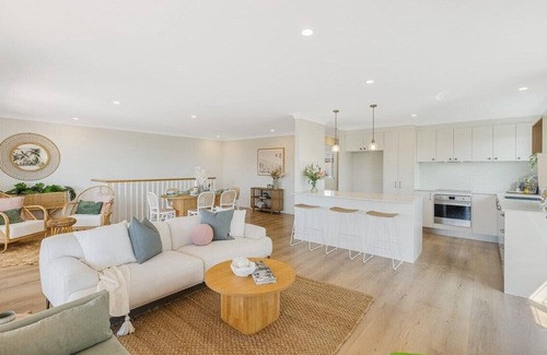 Kingscliff House | Enjoy the sea breeze from this coastal retreat!