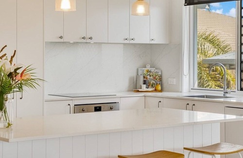 Kingscliff House | Enjoy the sea breeze from this coastal retreat!