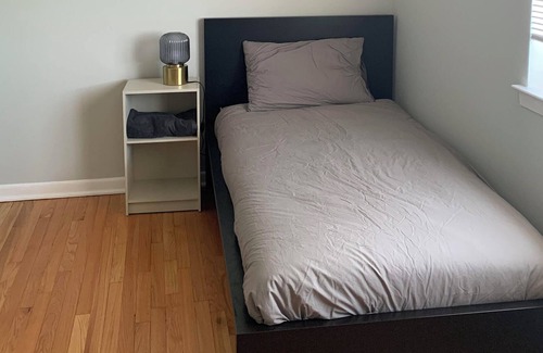 Des Plaines Apartment | Enjoy this comfortable apartment in a quiet Chicago Northwest Suburb.