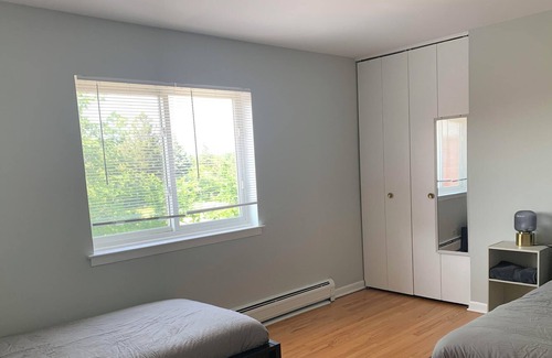 Des Plaines Apartment | Enjoy this comfortable apartment in a quiet Chicago Northwest Suburb.