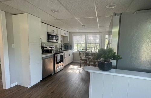 Keystone Heights Cottage | Enjoy this tranquil retreat on White Sands Lake away from all the hustle and bustle