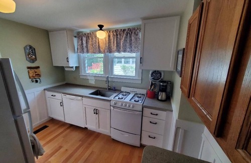 Lakeside House | Enjoy this year round cottage centrally located to all Lakeside has to offer.