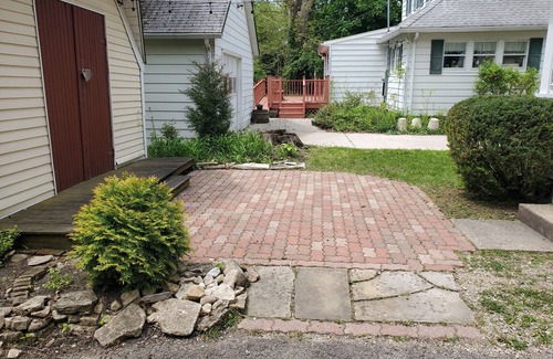 Lakeside House | Enjoy this year round cottage centrally located to all Lakeside has to offer.