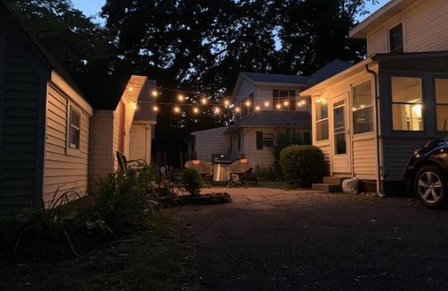 Lakeside House | Enjoy this year round cottage centrally located to all Lakeside has to offer.
