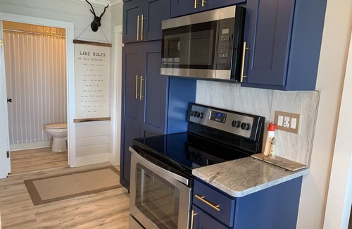 Houghton Lake House | Enjoy Time Surrounded by Style & Beauty. Fully Updated 3BR 2 Bth Lake Front Home
