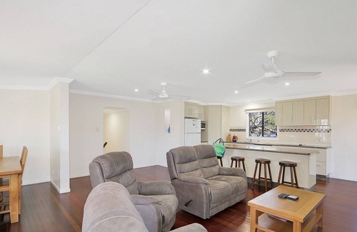 Woodgate House | Enjoy your Holiday over looking the Ocean