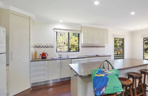Woodgate House | Enjoy your Holiday over looking the Ocean