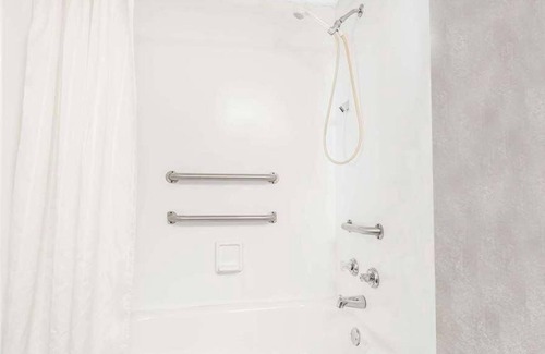 Summitt House | Enjoy Your Stay at Knights Inn Ashland! Pool, Picnic Area, Parking, WiFi