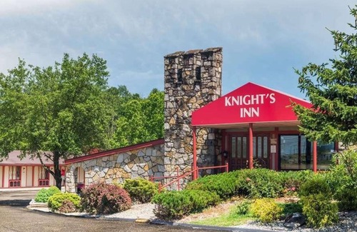 Summitt House | Enjoy Your Stay at Knights Inn Ashland! Pool, Picnic Area, Parking, WiFi