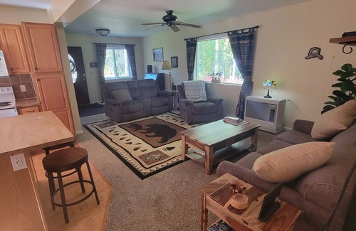 Willow Cabin | Enjoy your stay at the Grizzly Inn in the quaint community of Willow Alaska!