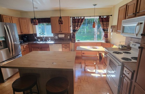 Willow Cabin | Enjoy your stay at the Grizzly Inn in the quaint community of Willow Alaska!