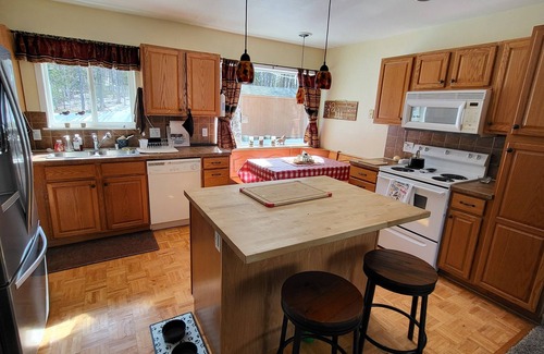 Willow Cabin | Enjoy your stay at the Grizzly Inn in the quaint community of Willow Alaska!