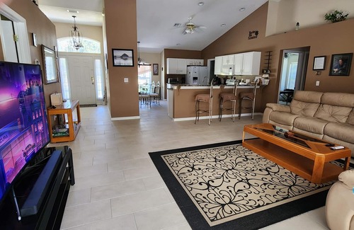 Groveland House | Enjoy your vacation in spacious private accommodation in Comfort Peace & Privacy