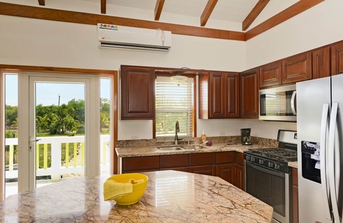Sittee Point House | Enjoy your vacation on the beach, living in an amazing beachfront home.