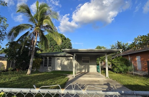 Naples House | Enjoyable 2-bedroom house with amenities that will make you feel home in Naples