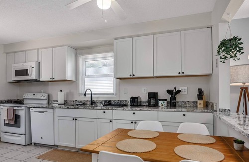 Madison Heights House | Enjoyable Stay for Families and Friends by Detroit