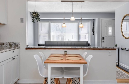 Madison Heights House | Enjoyable Stay for Families and Friends by Detroit