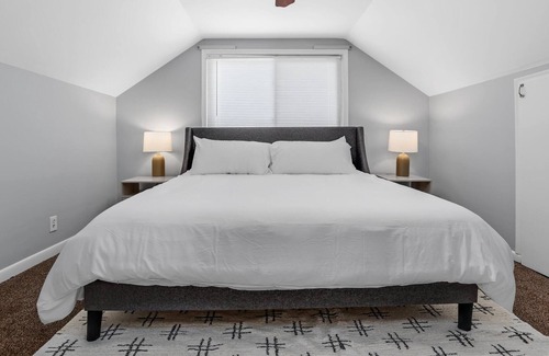 Madison Heights House | Enjoyable Stay for Families and Friends by Detroit