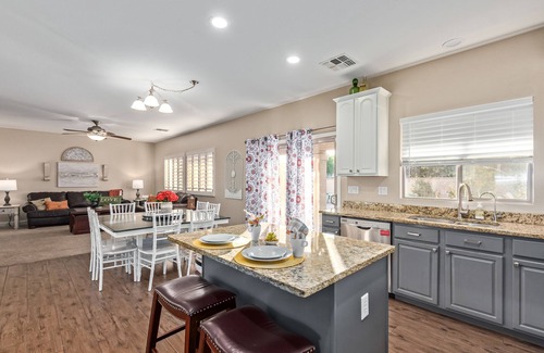 Gilbert House | Enormous Family Fun House! Sparkling Pool. Sleeps 10.