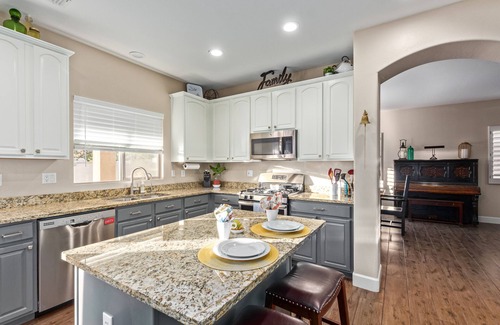 Gilbert House | Enormous Family Fun House! Sparkling Pool. Sleeps 10.