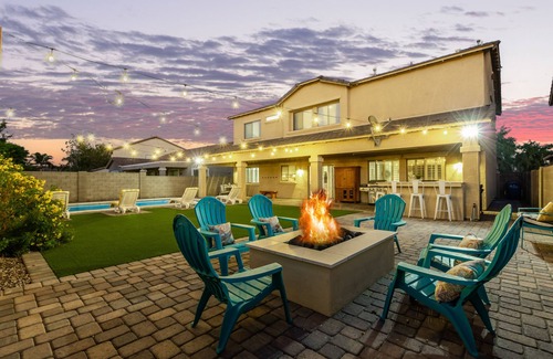 Gilbert House | Enormous Family Fun House! Sparkling Pool. Sleeps 10.