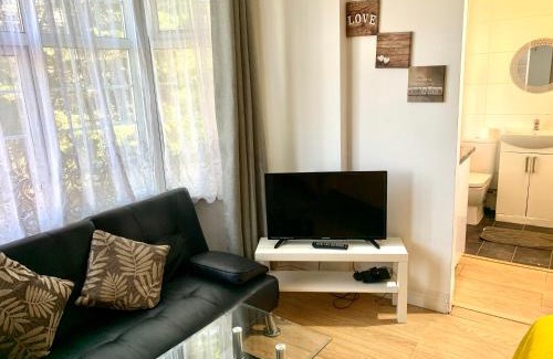Cranbrook Apartment | Ensuite Apartment with small Kitchenette, Private Bathroom and Parking