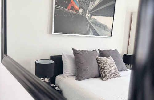Lower Edmonton Bed & Breakfast | Ensuite Deluxe Room with Shower