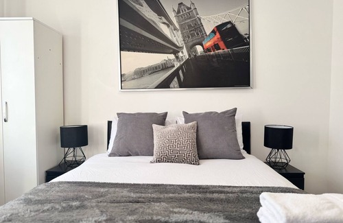 Lower Edmonton Bed & Breakfast | Ensuite Deluxe Room with Shower