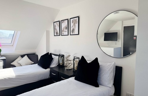 Lower Edmonton Bed & Breakfast | Ensuite Deluxe Room with Shower