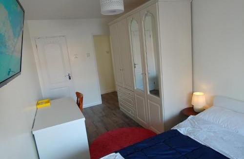 Watford House | EnSuite Master Bedroom, private bathroom, inside family home, walking distance to Harry Potter