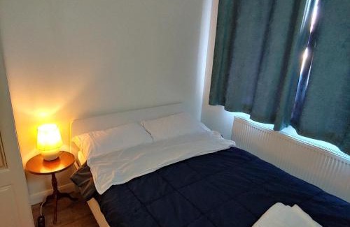 Watford House | EnSuite Master Bedroom, private bathroom, inside family home, walking distance to Harry Potter
