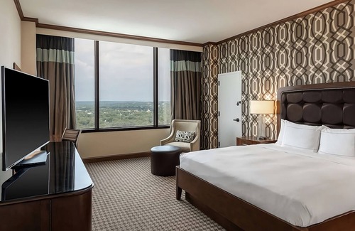 Alexandria West Hotel | Ensuring a Very Comfortable & Memorable Stay! Onsite Pool, Onsite Parking!