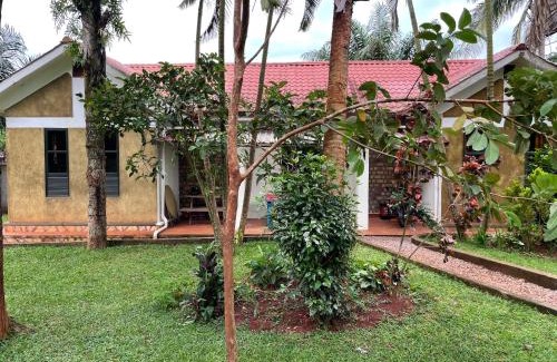 Entebbe House | Entebbe gardens holiday home