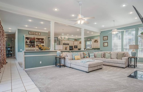 Paris House | Entertainers delight. Enjoy this 5500 Sq ft house.