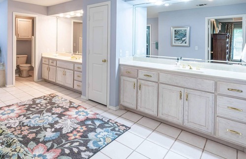 Paris House | Entertainers delight. Enjoy this 5500 Sq ft house.