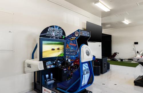 La Tierra Estates House | Entertainers Paradise ArcadeGolf SimuPickleballTheaterGymSwim-up Bar