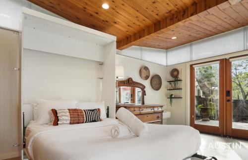 West Campus House | Entertaining Charmer w Outdoor Games and Putt-Putt