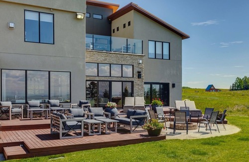Calgary House | Entertaining custom home with 180 degree views of the Rocky Mountains