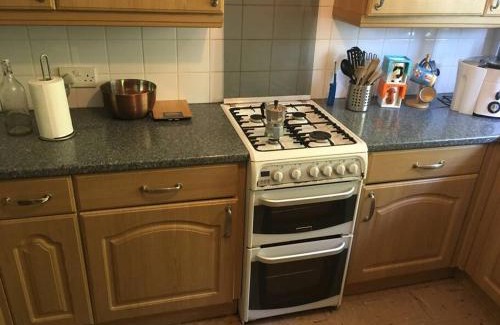 Wokingham Apartment | Entire 2 bed apartment - Up to 4 guest - 10 min from station & town centre