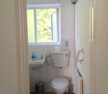 Wokingham Apartment | Entire 2 bed apartment - Up to 4 guest - 10 min from station & town centre