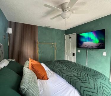 Holden-Paramore House | Entire 3 Bd Home with Murals and Parking by Downtown