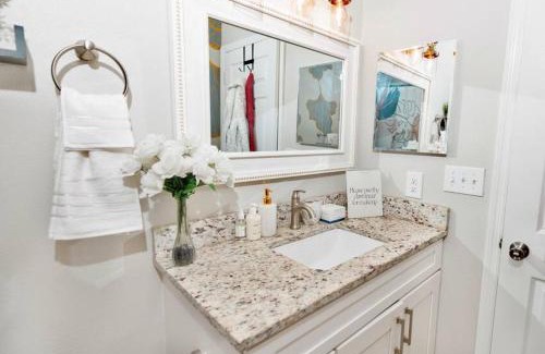 Holden-Paramore House | Entire 3 Bd Home with Murals and Parking by Downtown