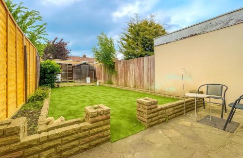 Edmonton Apartment | Entire 3 Bedroom Home With Garden In London