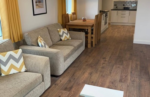 Porth House | Entire 3 Bedroom Property - Garden & Hot Tub - Close to Porth Beach, Newquay
