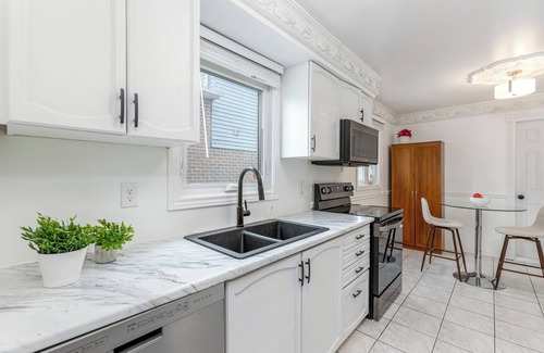 Richmond Hill House | Entire 3BR Home in Richmond Hill w/Finished Basement, Jacuzzi & Parking