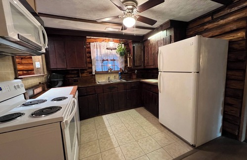 Marion Station Cabin | Entire 4-bedroom 2-bath Cabin with AC, Recreational rooms, WiFi in Crisfield, MD