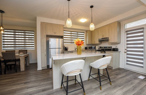 Halton Regional Municipality House | Entire 4BR Brand New Townhome | Milton - Sleep9 - Free Wi Fi, Parking, Crib