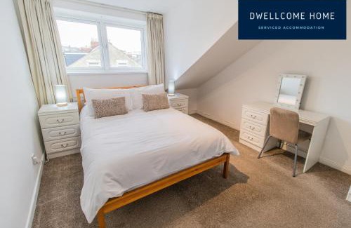 South Shields Hotel | Entire 8 Ensuite Bedroom Coastal Holiday Home Townhouse, Free Parking, Fully Equipped Kitchen, Dining Room & Lounge, Perfect for Family Gatherings, Long Term Contractor, Relocation, etc Stays, 20 mins to Sunderland & Newcastle, See our Site for Assurance