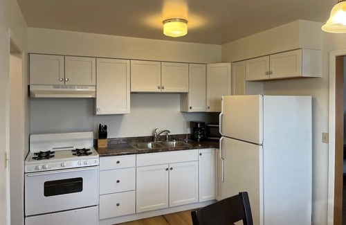 Springfield House | Entire apartment close to downtown - 2 queen beds