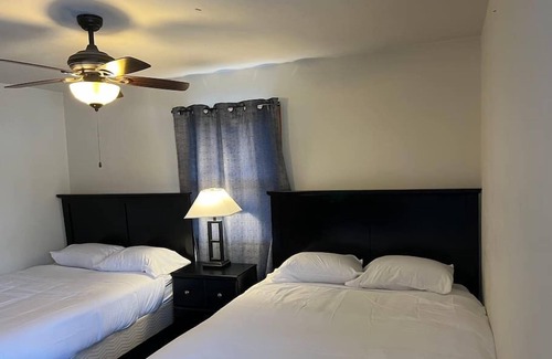 Springfield House | Entire apartment close to downtown - 2 queen beds